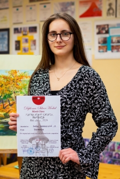 Šesť medailí a ďalšie ocenenia pre mladé umelkyne! Výtvarníci ZUŠ zažiarili v Rumunsku – fotografia 8