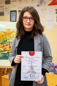 Šesť medailí a ďalšie ocenenia pre mladé umelkyne! Výtvarníci ZUŠ zažiarili v Rumunsku – fotografia 9