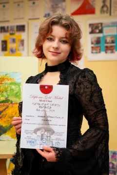 Šesť medailí a ďalšie ocenenia pre mladé umelkyne! Výtvarníci ZUŠ zažiarili v Rumunsku – fotografia 15