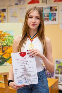 Šesť medailí a ďalšie ocenenia pre mladé umelkyne! Výtvarníci ZUŠ zažiarili v Rumunsku – fotografia 11